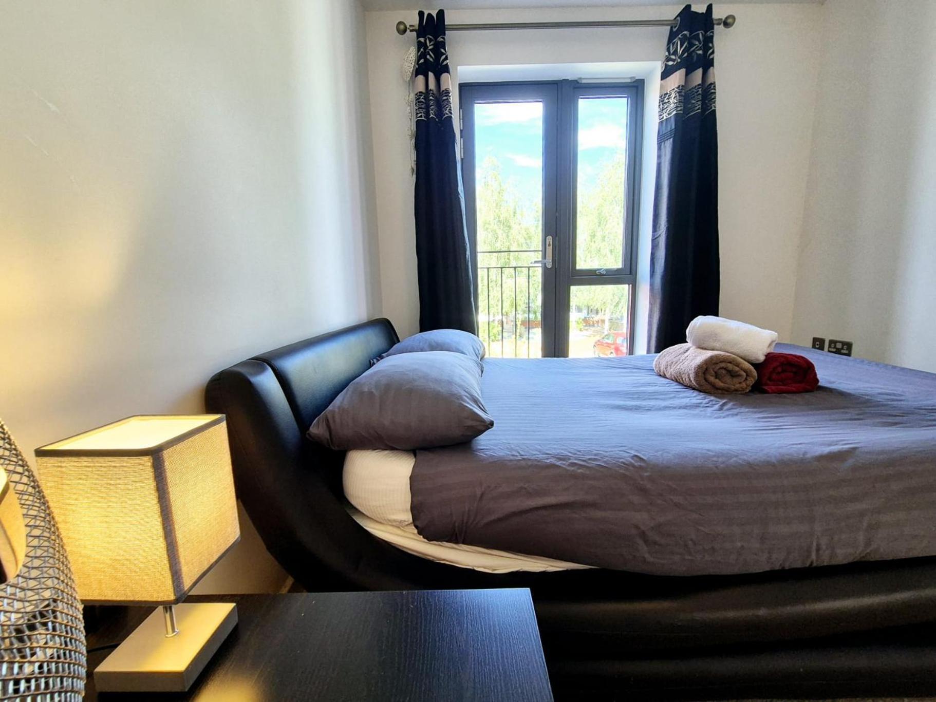 Explore London: 2 Bedroom House In Wood Green Exterior photo